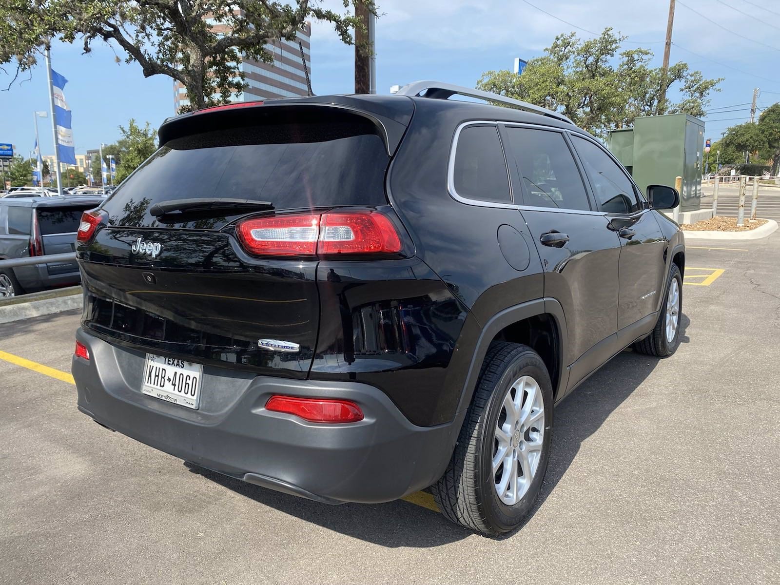 Pre-Owned 2018 Jeep Cherokee Latitude Sport Utility in San Antonio #047452A | Mercedes-Benz of Tire Size For 2018 Jeep Cherokee Latitude